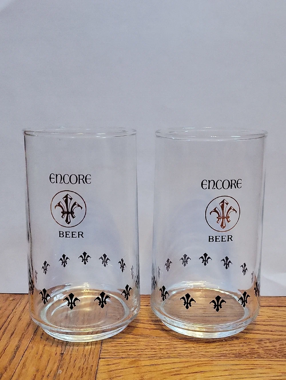 Schlitz Brewing Co Encore Beer Glasses Glass with Black Fleur-de-Lis Lot of 2